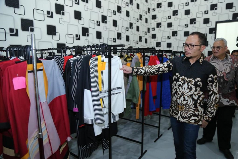 Menaker Hanif Dhakiri meresmikan gedung sekaligus workshop studio kejuruan fashion technology di BBPLK Semarang, Jawa Tengah pada Selasa (26/2).