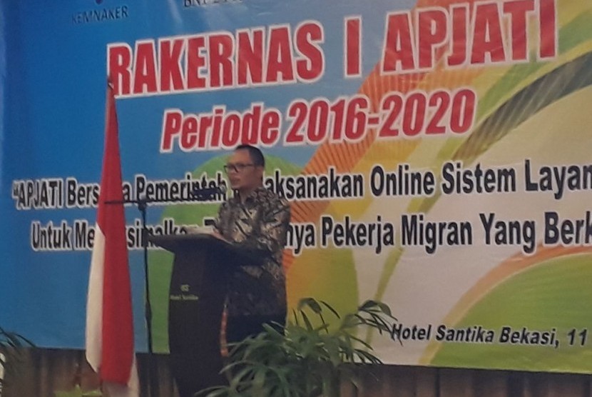 Menaker Hanif ketika memberikan sambutan sekaligus membuka Rapat Kerja Nasional APJATI I 2016-2020 di Hotel Santika Mega City Bekasi, Selasa Malam (11/12).