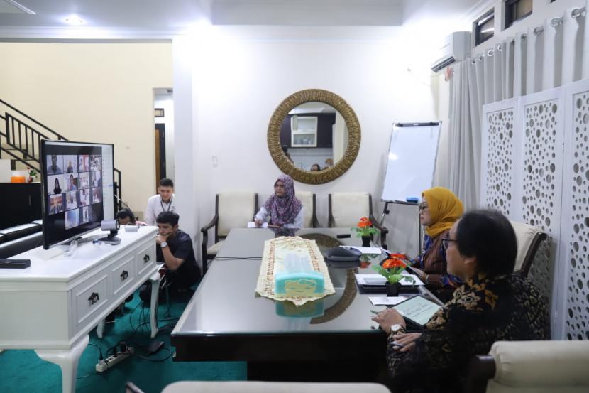 Menaker Ida Fauziyah saat teleconference dengan SP/SB Pariwisata dan Perhimpunan Hotel dan Restoran Indonesia  (PHRI) melalui video conference di Jakarta, Senin (23/3/2020).