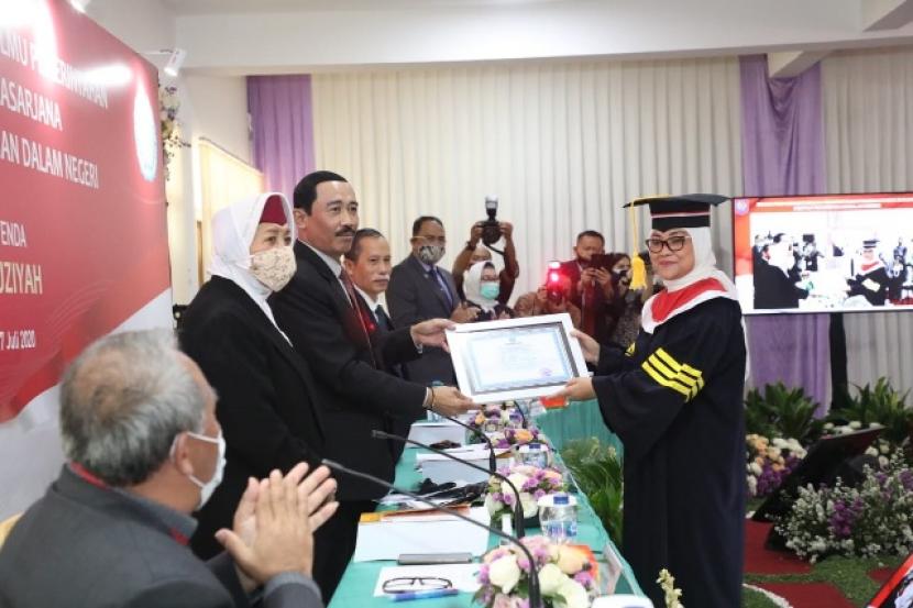 Menaker Ida Fauziyah usai mengikuti sidang promosi doktoral Institut Pemerintahan Dalam Negeri (IPDN).