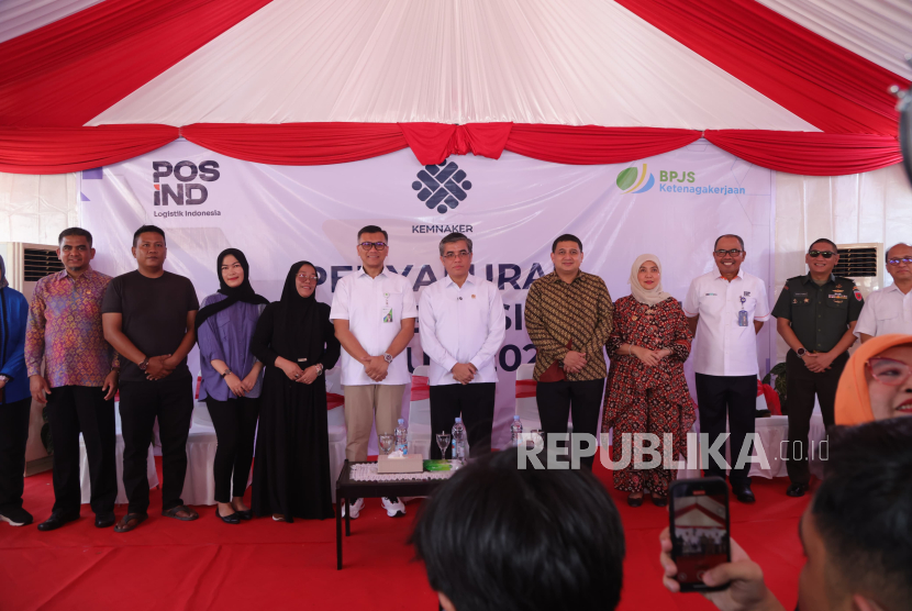 Menaker Yassierli bersama direksi Pos Indonesia, BPJS Ketenagakerjaan, menghadiri penyaluran BSU.