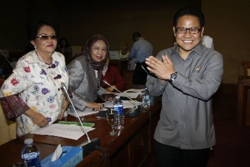  Menakertrans Muhaimin Iskandar (kanan) saat tiba untuk menghadiri rapat kerja dengan Komisi IX DPR membahas rencana kerja dan anggaran, serta kebijakan Kemenakertrans tahun 2013 di Gedung Parlemen DPR, Senayan, Jakarta, Selasa (18/9).