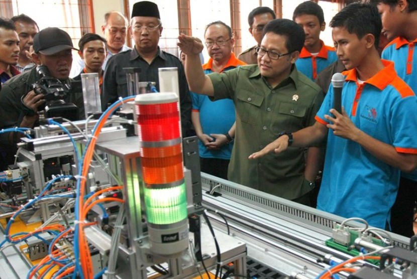  Menakertrans Muhaimin Iskandar (tengah) mendapatkan penjelasan dari siswa Pelatihan kejuruan Elektronik saat meninjau Balai Besar Pengembangan Latihan Kerja Luar Negeri (BBPLKLN)