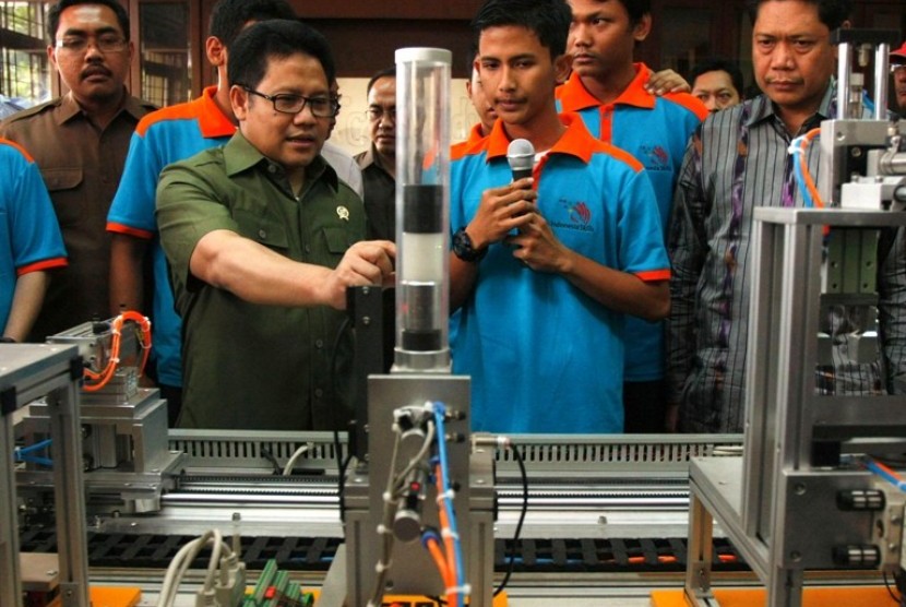 Menakertrans Muhaimin Iskandar (tengah) mendapatkan penjelasan dari siswa Pelatihan kejuruan Elektronik saat meninjau Balai Besar Pengembangan Latihan Kerja Luar Negeri (BBPLKLN)