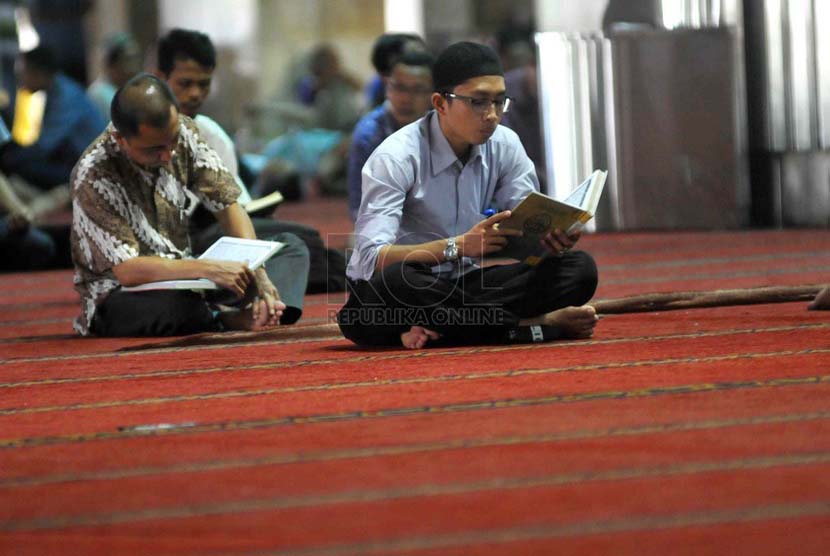   Jamaah masjid membaca Alquran usai shalat dhuhur berjamaah di Masjid Istiqlal, Jakarta, Rabu (2/7).   (Republika/ Wihdan)