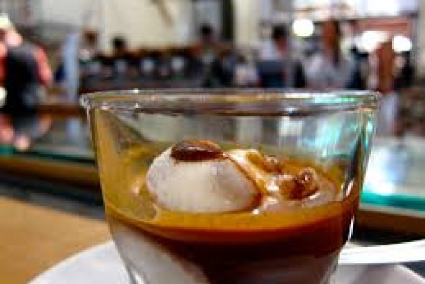 Menambahkan es krim vanila pada secangkir kopi pahit atau affogato bisa menjadi salah satu pilihan menikmati kopidi rumah.