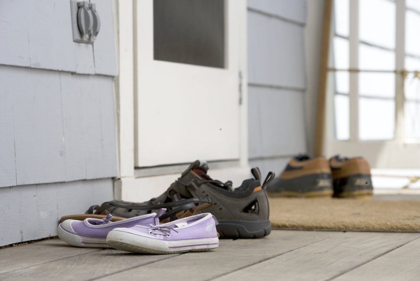 Menanggalkan sepatu di luar rumah membantu menjaga kebersihan diri dan rumah.