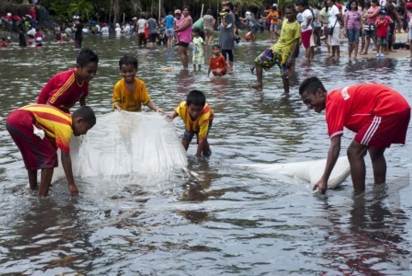 Menangkap ikan dalam budaya Sasi di Maluku.