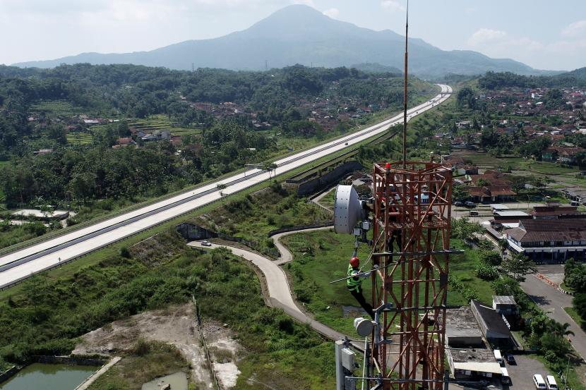Menara BTS XL Axiata di tepi jalan tol Cisumdawu, Jawa Barat.