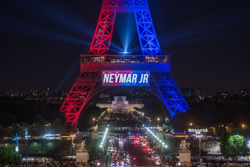 Menara Eiffel bertuliskan Neymar Jr pada Sabtu (5/8).