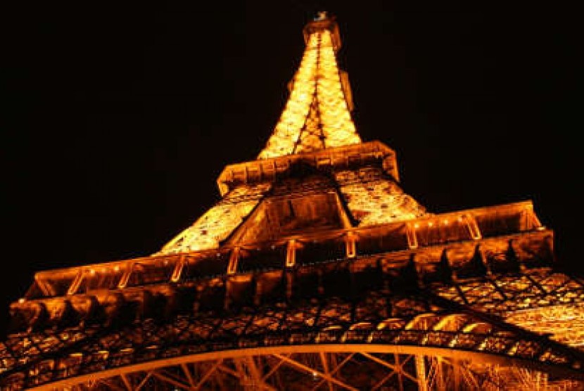 Menara Eiffel di malam hari dilihat dari bawah.