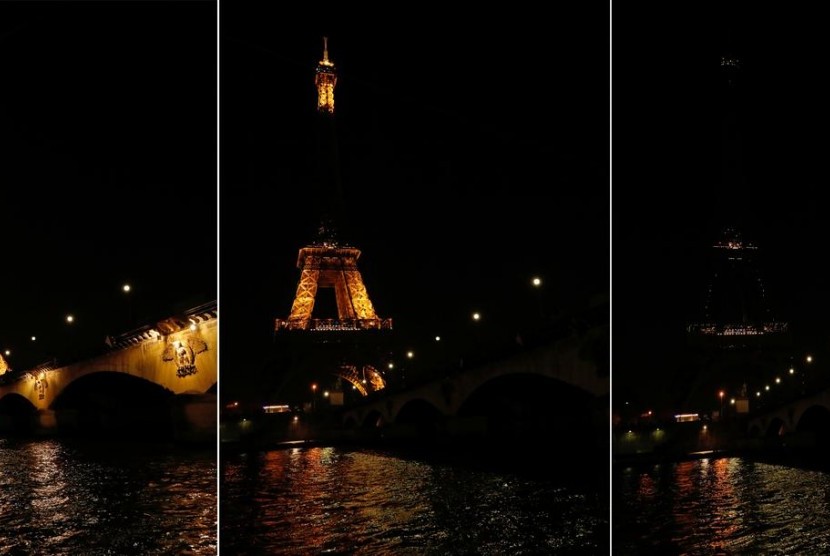 Menara Eiffel di Paris, Prancis gelap gulita menandai Earth Hour, Sabtu (30/3).