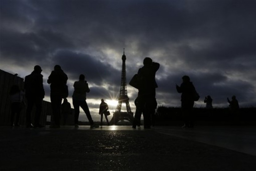  Menara Eiffel ditutup pada hari pertama berkabung nasional di Paris, Ahad (15/11).  (AP/Amr Nabil)