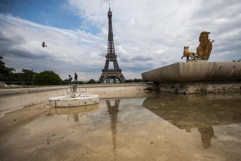 Menara Eiffel tampak dari Jardin du Trocadero, Paris, Prancis, Rabu (10/6). Setelah tiga bulan tutup, Menara Eiffel akan buka kembali mulai 25 Juni.