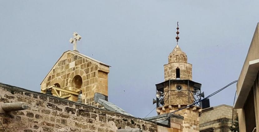 Menara Masjid Katib Wilayah dan salib Gereja Ortodoks Yunani St Porphyrios berdampingan simbol toleransi di Jalur Gaza 