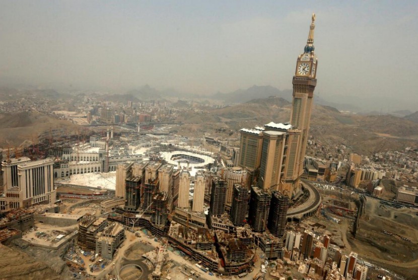 Menara jam di Makkah, Arab Saudi.