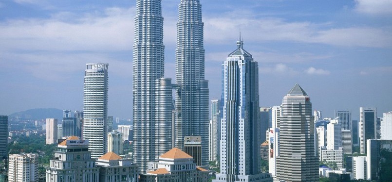 Menara kembar Petronas dan gedung-gedung bertingkat di Kuala Lumpur