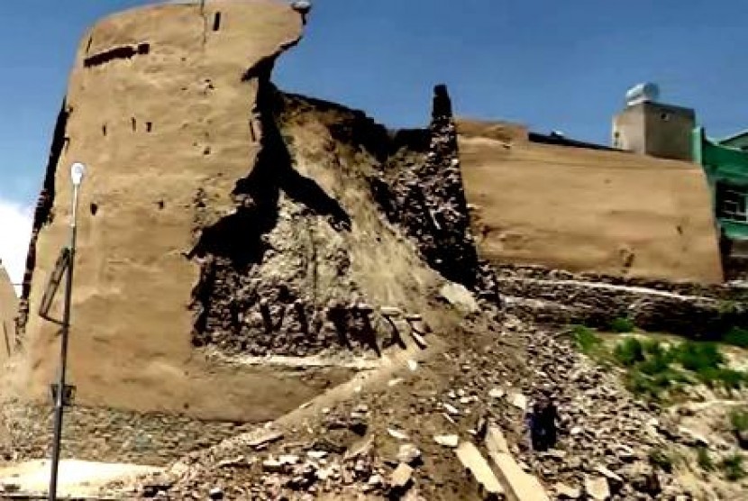 Menara kuno di kota Ghazni, Afghanistan roboh. Arsitektur islami di kota Ghazni secara luas telah dikagumi oleh berbagai pihak. 