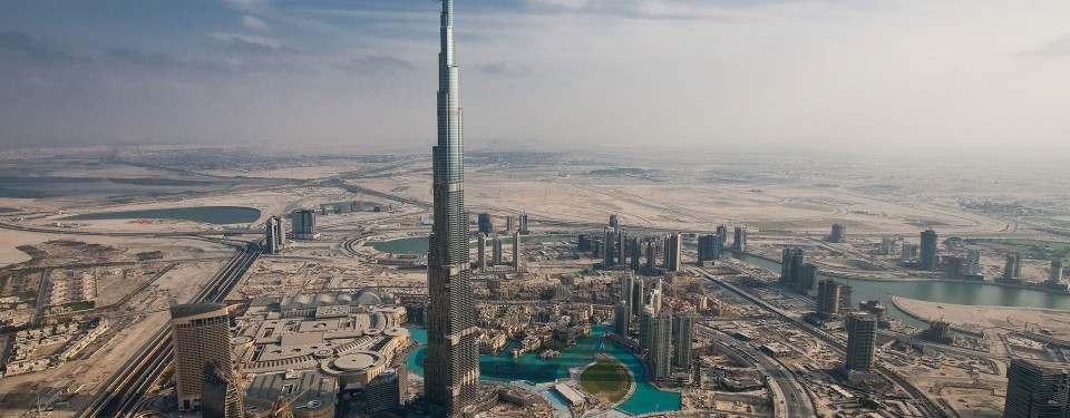 Menara tertinggi di dunia, Burk Khalifa, terletak di Dubai, Uni Emirat Arab.