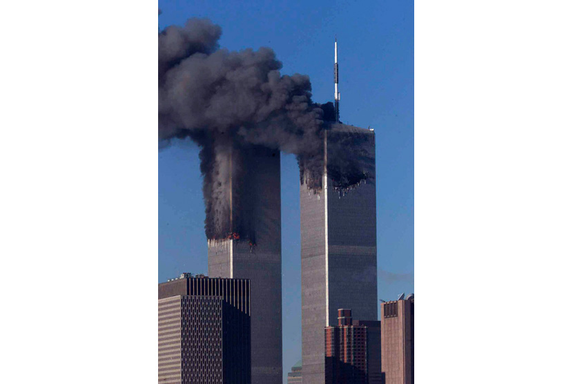  Menara World Trade Center terbakar tak lama setelah ditabrak pesawat terbang pada pagi hari tanggal 11 September 2001 di New York City, New York, AS (diterbitkan kembali 03 September 2021). Pada tanggal 11 September 2001, selama serangkaian serangan teror terkoordinasi menggunakan pesawat yang dibajak, dua pesawat diterbangkan ke menara kembar World Trade Center yang menyebabkan runtuhnya kedua menara. Pesawat ketiga menargetkan Pentagon dan pesawat keempat menuju Washington, DC akhirnya menabrak sebuah lapangan. Peringatan 20 tahun serangan teroris terburuk di tanah AS akan diperingati pada 11 September 2021.
