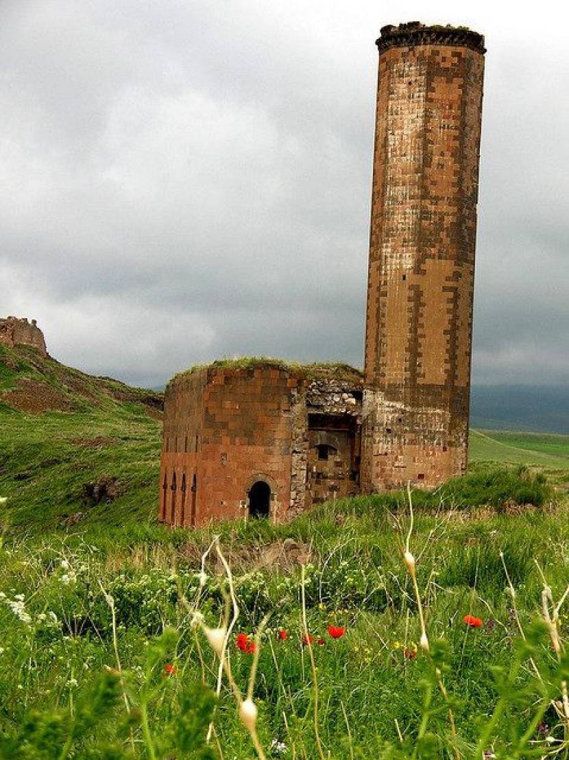 Menari masjid Kuno di Kota Ani Armenia