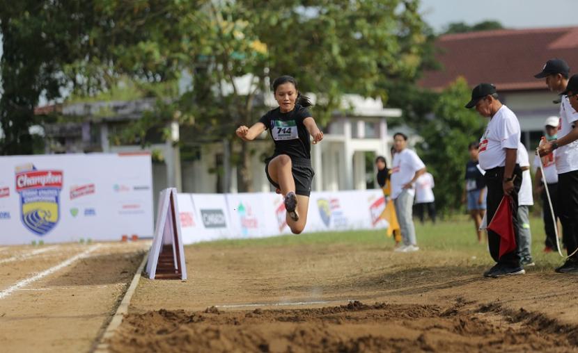 Winney Maharati Ruuny mencatatkan lompatan sejauh 4,7 meter di SAC Indonesia.