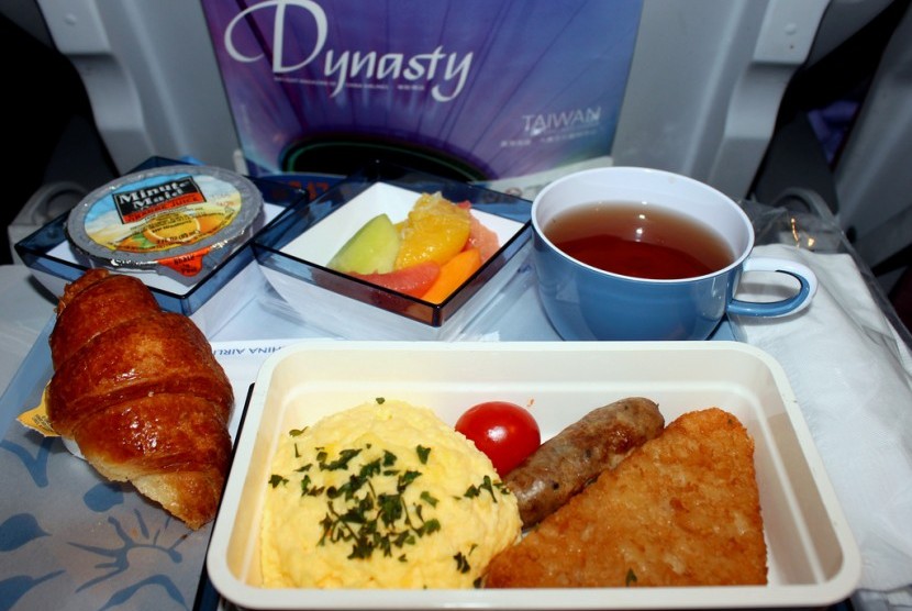 Makanan di pesawat (ilustrasi). Pramugari memberikan jawaban mengenai menu makanan yang lebih baik di pesawat antara ayam atau ikan. 
