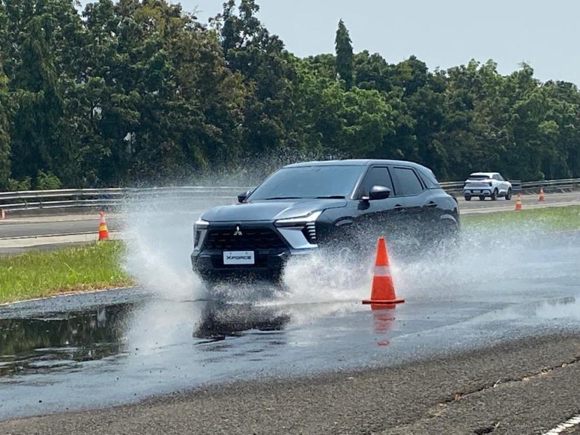 Mencoba mode berkendara Mitsubishi XForce di jalan yang basah dan bergelombang di Karawang, Rabu (6/9/2023).