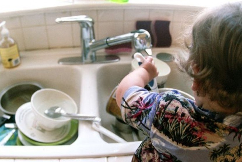 Mencuci piring dengan tangan menggunakan air lebih banyak daripada kebanyakan mesin cuci piring modern.