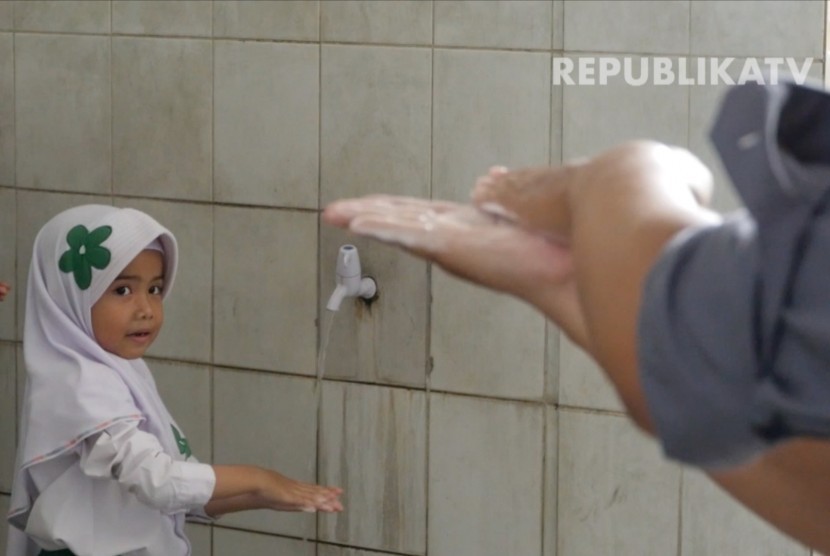 Cuci tangan untuk kebersihan diri sudah dikenal Hindu, Yahudi, dan Islam. Mencuci tangan (Ilustrasi)