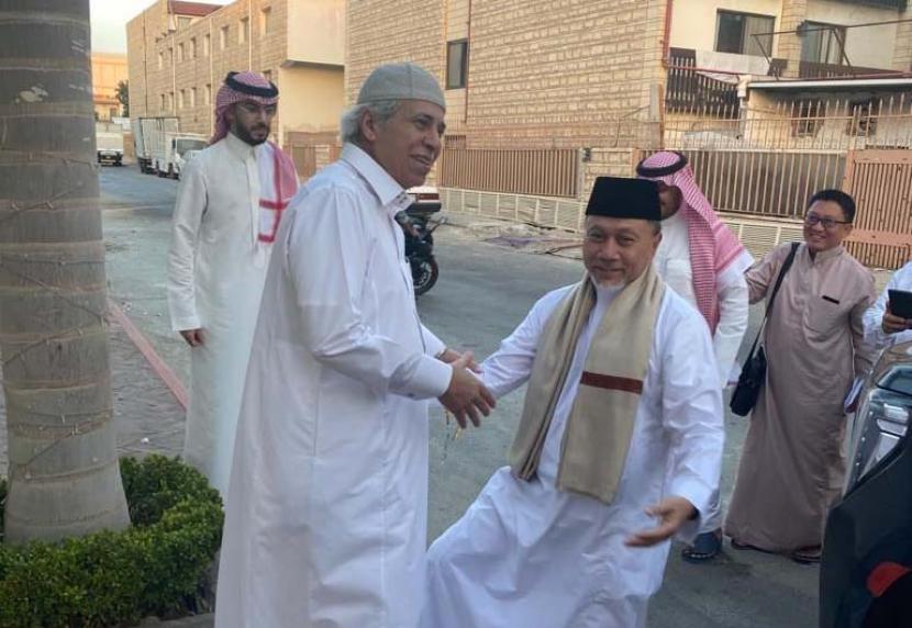 Mendag RI Zulkifli Hasan (kanan) bersama Mendag Arab Saudi Majid Bin Abdullah Al-Qasabi saat kunjungan kekediaman  Mendag Arab di Jeddah,  Selasa (18/4/2023) malam.