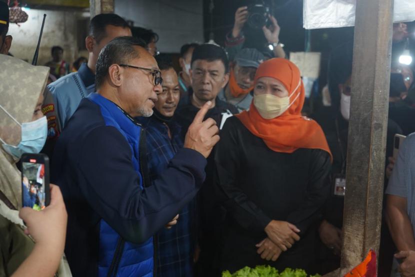 Mendag Zulkifli Hasan didampingi Gubernur Jatim Khofifah Indar Parawansa di Pasar Keputran, Kota Surabaya, Sabtu (30/7/2022) malam WIB.