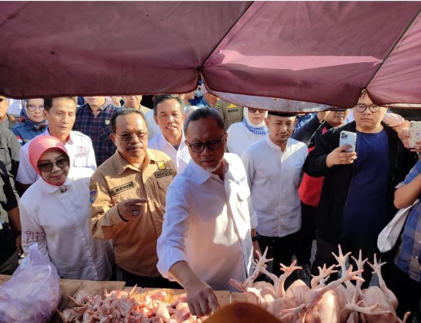 Mendag Zulkifli Hasan memantau harga bahan pokok di Pasar Besar, Palangka Raya, Kalimantan Tengah (Kalteng). 