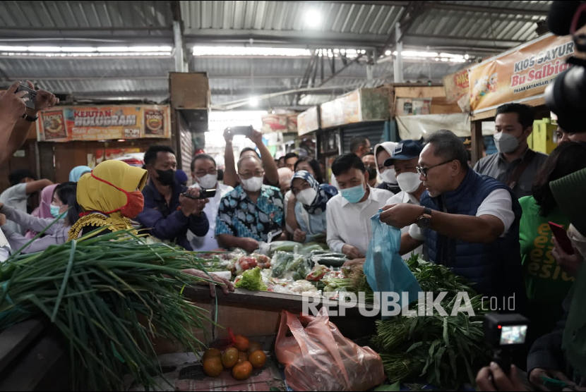 Mendag Zulkifli Hasan meninjau Pasar Gayamsari di Semarang, Jawa Tengah.