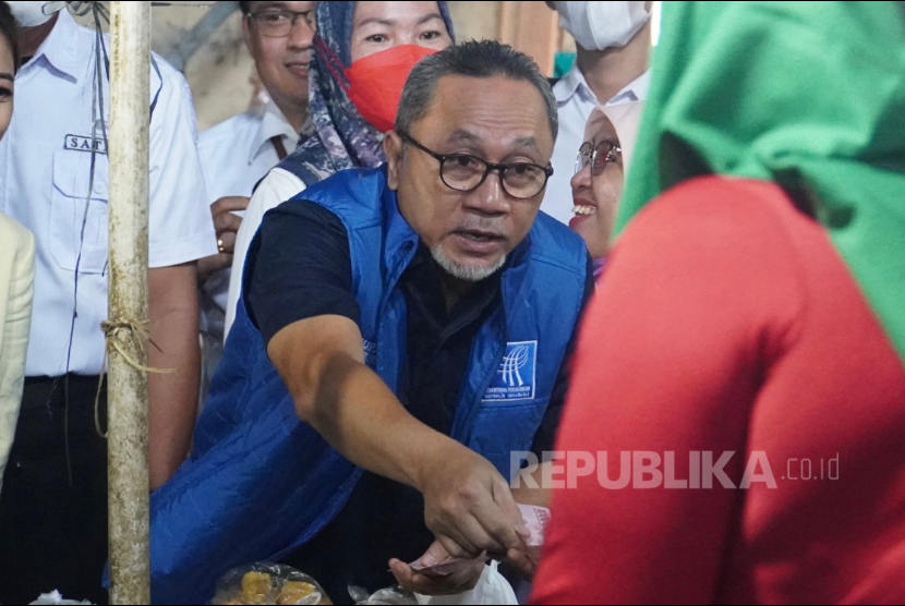 Mendag Zulkifli Hasan meninjau Pasar Natar di Kabupaten Lampung Selatan, Provinsi Lampung, Rabu (28/12). Menteri Perdagangan Zulkifli Hasan mengingatkan kepada para kepala daerah untuk memberikan subsidi jika terdapat kenaikan harga pangan pokok.