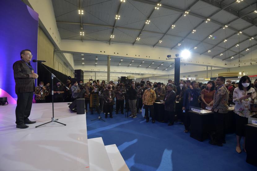 Hari pertama Trade Expo Indonesia (TEI) ke-37 langsung menunjukkan prestasi menggembirakan. Ditandai 100 kesepakatan dagang yang ditandatangani secara serentak dengan buyers dari 14 negara, TEI berhasil mencetak transaksi sebesar USD 1,19 miliar atau setara dengan Rp18,45 triliun. 