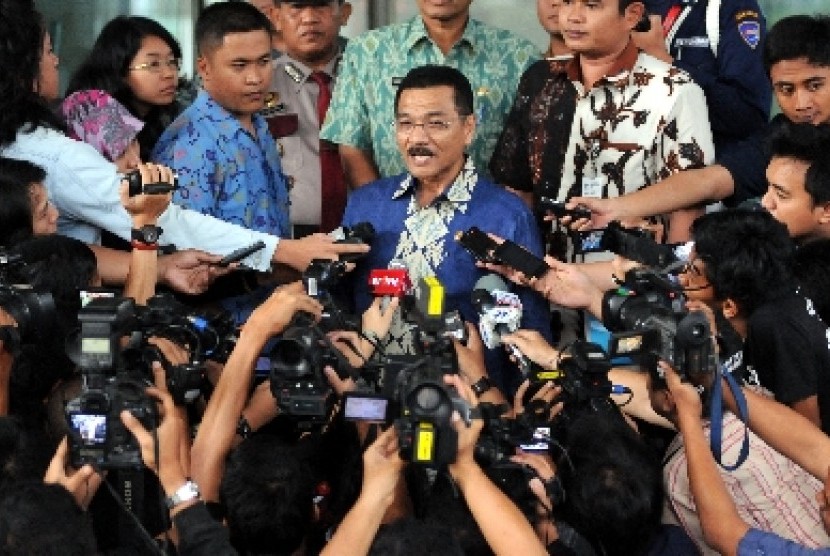  Mendagri Gamawan Fauzi melayani pertanyaan wartawan usai melakukan pertemuan dengan KPK terkait masalah penyaluran beras untuk rakyat miskin di kantor KPK, Jakarta, Kamis (3/4). 