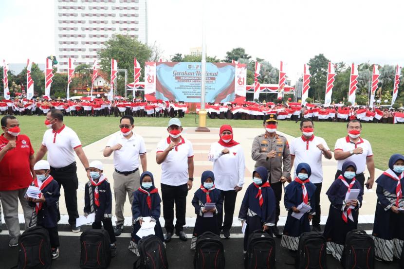 Mendagri Hadiri Gerakan Pembagian 10 Juta Bendera Merah Putih di Surabaya