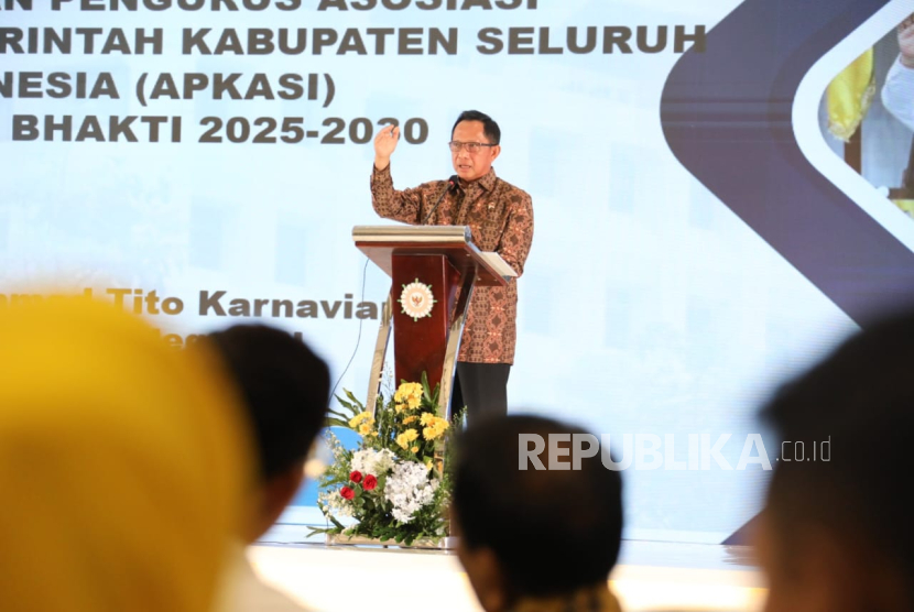 Mendagri Muhammad Tito Karnavian secara resmi mengukuhkan Dewan Pengurus Asosiasi Pemerintah Kabupaten Seluruh Indonesia (Apkasi) masa bakti 2025–2030.