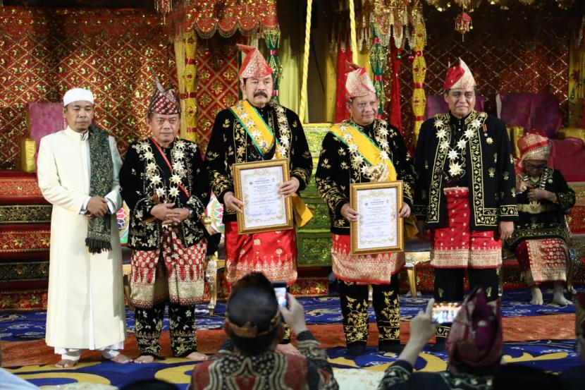 Mendagri Tito Dianugerahi Gelar Adat Melayu Jambi