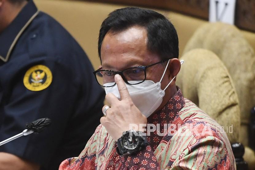 Mendagri Tito Karnavian mengikuti rapat kerja dengan Komisi II DPR di Kompleks Parlemen.