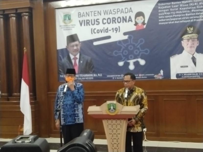 Mendagri Tito Karnavian saat memberikan keterangan pers  hasil rapat koordinasi penanganan virus corona di Provinsi Banten, Kamis (19/3).(Republika/Alkhaledi Kurnialam)