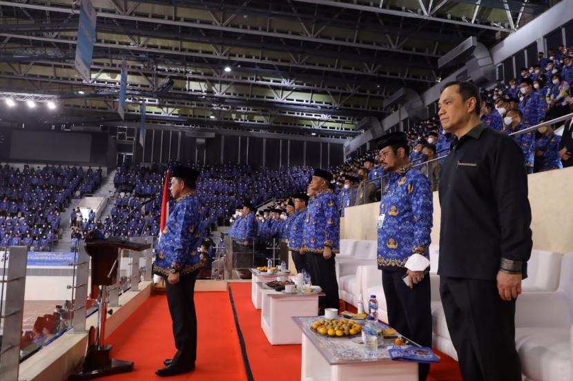 Mendagri Tito Karnavian saat menghadiri upacara Hari Ulang Tahun (HUT) ke-51 Korps Pegawai Republik Indonesia (Korpri) bersama Founder ESQ Group Ary Ginanjar Agustian dan para Menteri serta pengurus dan anggota Korpri di Istora Senayan Jakarta, Selasa (29/11/2022).