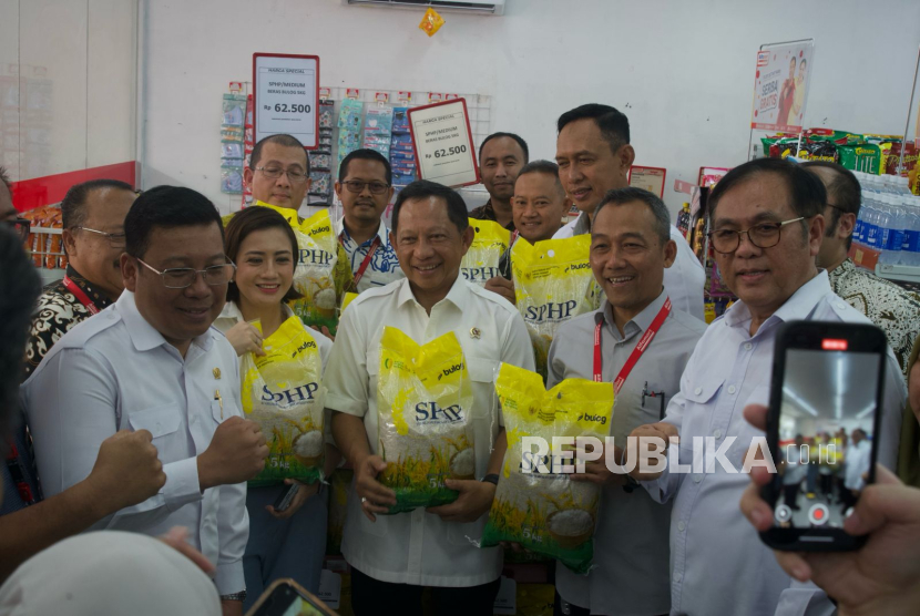 Mendagri Tito Karnavian saat mengunjungi Pasar Induk Rau, Serang, Rabu (20/8/2025).