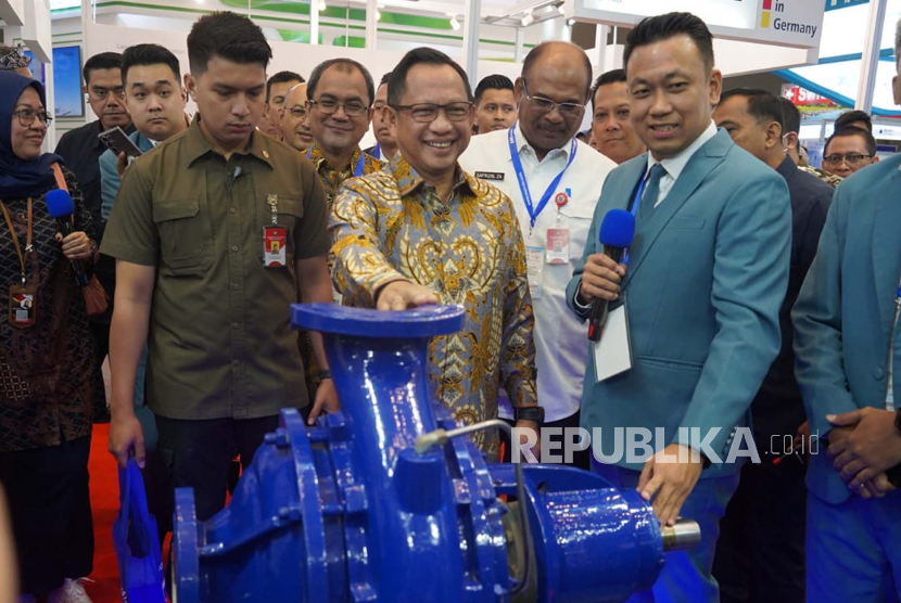 Mendagri Tito Karnavian (tengah), Dirjen Bina Adwil Kemendagri Safrizal Z A (kedua kanan) saat mengunjungi pameran Integrated Technology Event (ITE) 2023 di JIEXPO, Rabu (30/8/2023). Integrated Technology Event (ITE) 2023 expo dan forum teknologi terkait air, pengolahan air, teknologi pengolahan limbah cair dan padat, teknologi energi baru dan terbarukan, keamanan, proteksi kebakaran, SAR, penanggulangan bencana, keselamatan, kesehatan kerja, IoT (Internet of Things), dan ICT (Information and Communication Technology) untuk solusi kota cerdas.Pameran ini berlangsung pada 30 Agustus - 1 September 2023 dengan menghadirkan lebih dari 500 peserta pameran dari dalam dan luar negeri, 28 negara yang ikut berpartisipasi serta 6 paviliun negara seperti Indonesia, China, Germany, South Korea, Switzerland dan Taiwan.