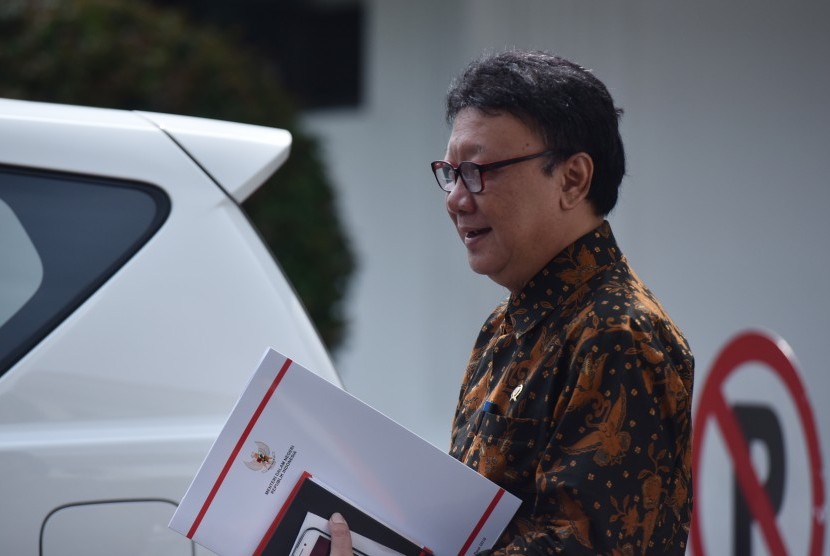 Mendagri Tjahjo Kumolo bergegas seusai bertemu Presiden Joko Widodo di Istana Merdeka, Jakarta, Kamis (16/2). 