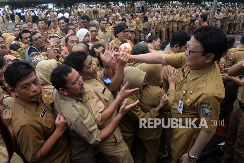 Mendagri Tjahjo Kumolo bersalaman dengan Pegawai Negeri Sipil (PNS) saat Halalbihalal di halaman kantor Kemendagri, Jakarta, Senin (3/7). 