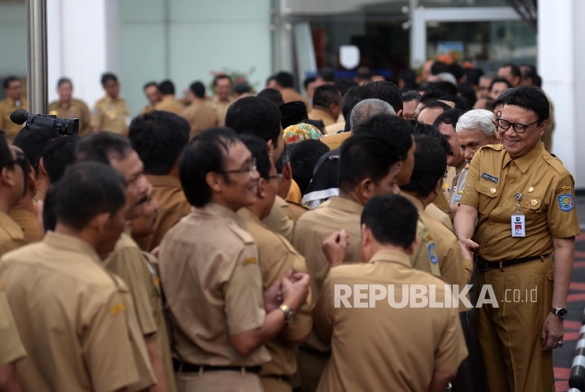 Mendagri Tjahjo Kumolo bersalaman dengan Pegawai Negeri Sipil (PNS).