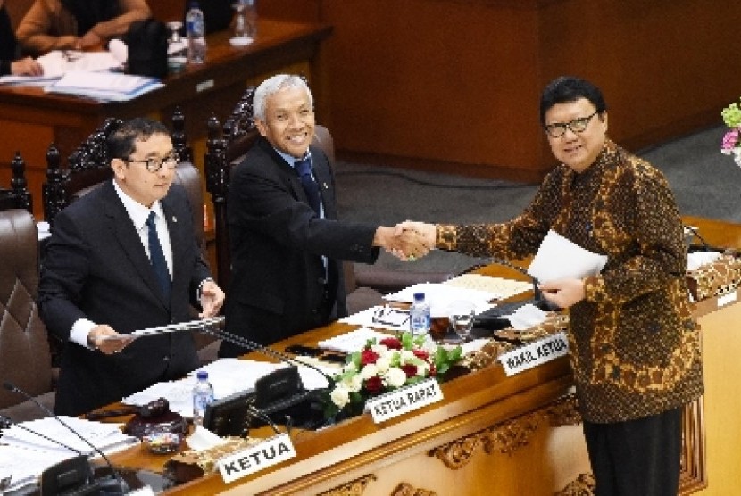 Mendagri Tjahjo Kumolo bersalaman dengan Wakil Ketua DPR Agus Hermanto dan Fadli Zon di rapat paripurna DPR di Jakarta, Selasa (17/2). 