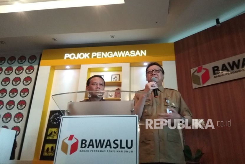 Mendagri Tjahjo Kumolo bersama Ketua Bawaslu,  Abhan,  usai melakukan pertemuan membahas Pilkada Serentak 2018 di Kantor Bawaslu,  Selasa (9/1). Tjahjo mengingatkan jika potensi politik uang bisa terjadi semua daerah penyelenggara Pilkada. 